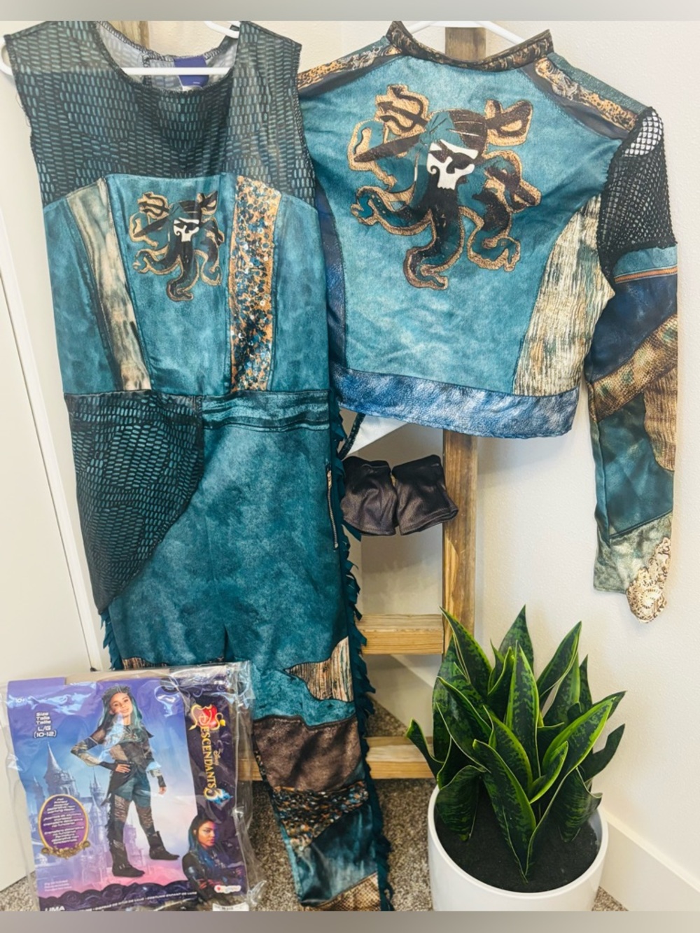 NEW Youth size 10/12 Disney Descendants Uma Costume💜💙🌊